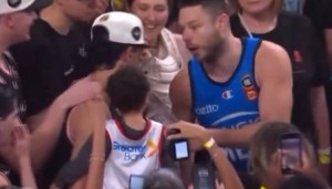 ❤️德拉拿NBL总决MVP后认为对方后卫希基更该拿 将奖杯交给希基