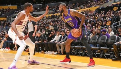 开云体育登录入口-詹眉合砍23分！湖人攻防皆被爆 大换血在所难免？